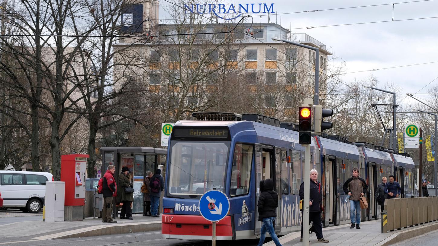 Seit vergangenen Montag fährt die Straßenbahn zwischen Hauptbahnhof und Tristanstraße nach 20 Uhr sowie an Sonn- und Feiertagen wieder im 30Minuten-Takt. Kritiker halten auch dieses Angebot für nicht attraktiv.