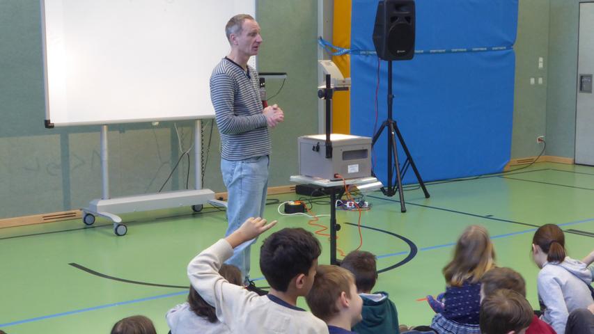 Ein "Tag des Merkens" unterbrach an der Treuchtlinger Grundschule den normalen Schulrhythmus. Auf Initiative des Elternbeirats und der Schulleitung war der "Merkmeister" Ralf Hofmann zu Gast an der Grundschule. Der aus Aschaffenburg stammende „Merkmeister“ zeigte am Vormittag den Schülern und am Abend den Lehrern und Eltern anschaulich, wie gut das menschliche Gehirn funktionieren kann - wenn "gehirngerecht" gelernt wird. Anhand verschiedener Beispiele mit den Schülern, den Lehrern und auch den Eltern demonstrierte Ralf Hofmann, der „ Merkmeister“ anschaulich, wie gut das menschliche Gehirn funktionieren kann - wenn nur gehirngerecht gelernt wird. Dazu gab es viele praktische Tipps wie das Lernen erfolgreich unterstützt werden kann. Ein "Tag des Merkens" unterbrach an der Treuchtlinger Grundschule den normalen Schulrhythmus. Auf Initiative des Elternbeirats und der Schulleitung war der "Merkmeister" Ralf Hofmann zu Gast an der Grundschule. Der aus Aschaffenburg stammende „Merkmeister“ zeigte am Vormittag den Schülern und am Abend den Lehrern und Eltern anschaulich, wie gut das menschliche Gehirn funktionieren kann - wenn "gehirngerecht" gelernt wird. Anhand verschiedener Beispiele mit den Schülern, den Lehrern und auch den Eltern demonstrierte Ralf Hofmann, der „ Merkmeister“ anschaulich, wie gut das menschliche Gehirn funktionieren kann - wenn nur gehirngerecht gelernt wird. Dazu gab es viele praktische Tipps wie das Lernen erfolgreich unterstützt werden kann.