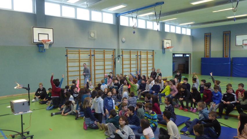 Die Schüler erfuhren, wie die eigene Gedächtnisleistung einfach und mit Spaß deutlich gesteigert werden kann. Sie erfuhren von Techniken, die ihnen das Lernen erleichtern und helfen sollen, das Erlernte auch langfristig zu behalten. "Ein gutes Gedächtnis gibt Sicherheit, Selbstvertrauen, verbessert die Schulnoten und erhöht die Zukunftschancen." Nach diesem Leitspruch arbeitet Ralf Hofmann. Mit Hilfe eines Einkaufszettels, erläuterte er den Zuhörern, wie leicht und vor allem dauerhaft sich mehrere Begriffe einprägen lassen, wenn man sie in Zusammenhang mit einer kleinen, lustigen Geschichte verbindet und den eigenen Körper als Hilfsmittel benutzt. Die Schüler erfuhren, wie die eigene Gedächtnisleistung einfach und mit Spaß deutlich gesteigert werden kann. Sie erfuhren von Techniken, die ihnen das Lernen erleichtern und helfen sollen, das Erlernte auch langfristig zu behalten. "Ein gutes Gedächtnis gibt Sicherheit, Selbstvertrauen, verbessert die Schulnoten und erhöht die Zukunftschancen." Nach diesem Leitspruch arbeitet Ralf Hofmann. Mit Hilfe eines Einkaufszettels, erläuterte er den Zuhörern, wie leicht und vor allem dauerhaft sich mehrere Begriffe einprägen lassen, wenn man sie in Zusammenhang mit einer kleinen, lustigen Geschichte verbindet und den eigenen Körper als Hilfsmittel benutzt.