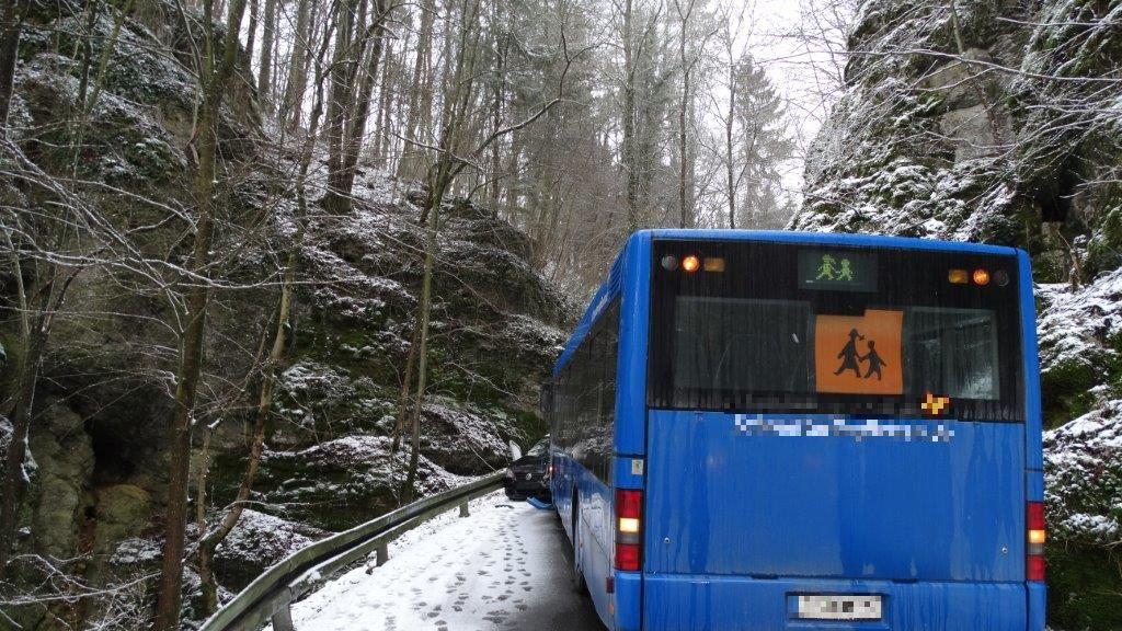 Schneeglatte Fahrbahn: VW kracht bei Störnhof gegen Schulbus