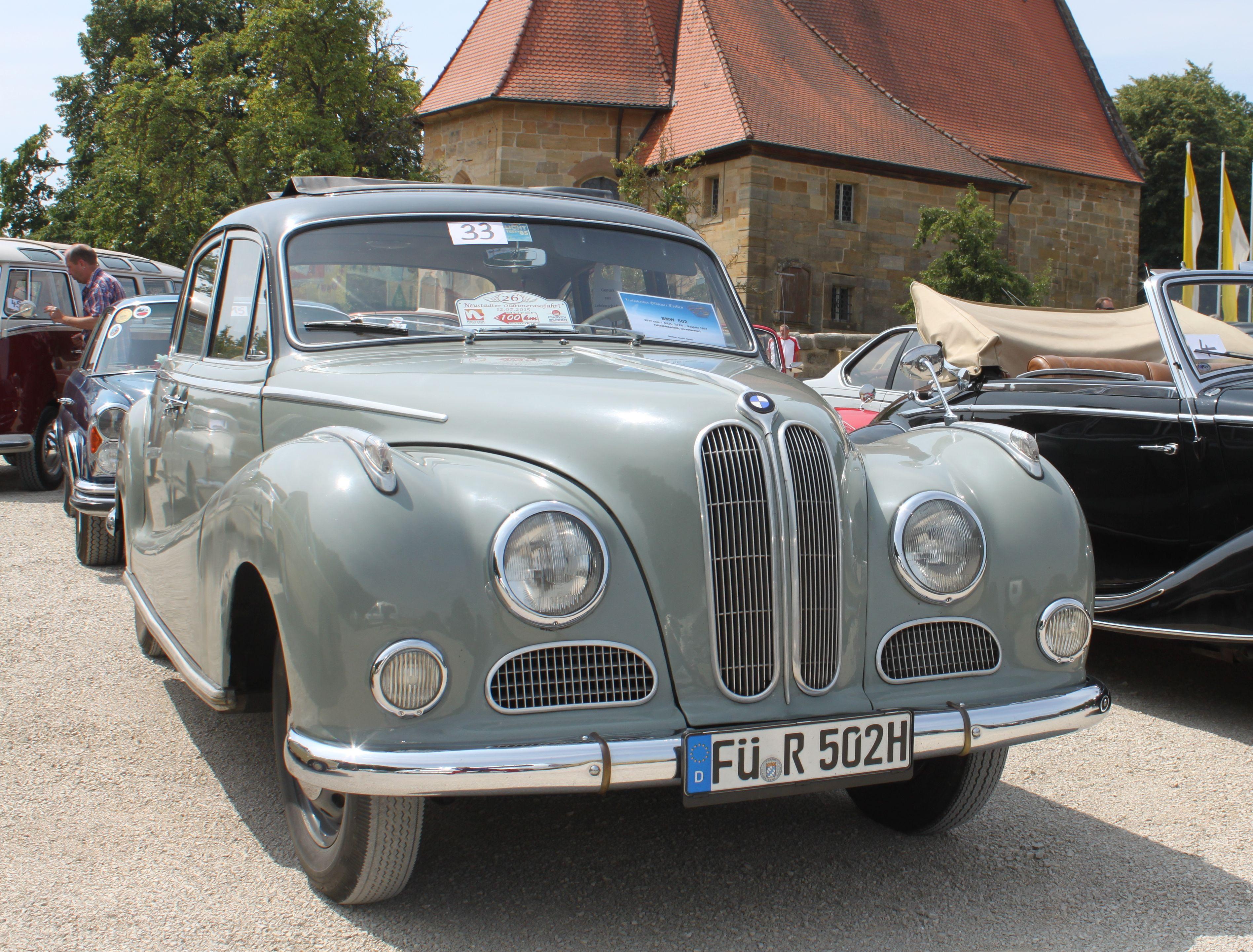 Die "Funkstreife Isar 12" machte ihn berühmt: Den BMW "Barockengel". Sein heute ziemlich altbacken wirkendes Design lässt kaum erahnen, dass der "Barockengel" in den 1950er-Jahren tatsächlich die schnellste in Deutschland gebaute Serienlimousine war.