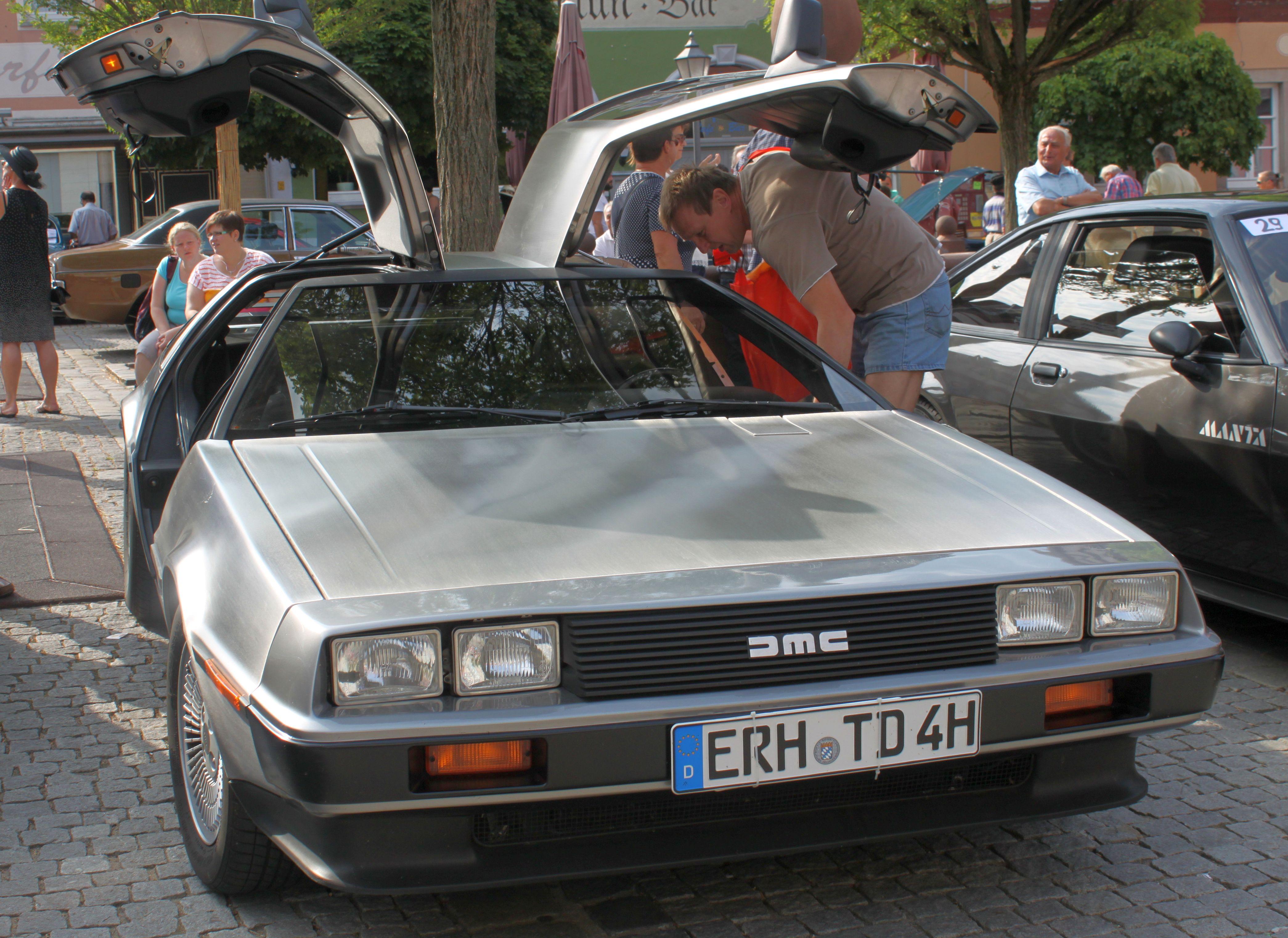 Was wäre der Kult-Film "Zurück in die Zukunft" aus dem Jahr 1985 wohl ohne den DeLorean? Nur dank des Flügeltürers, dessen Karosserie aus gebürstetem Edelstahl besteht, konnte "Marty" durch die Zeit reisen und das Leben seines Freundes "Doc Brown" retten.