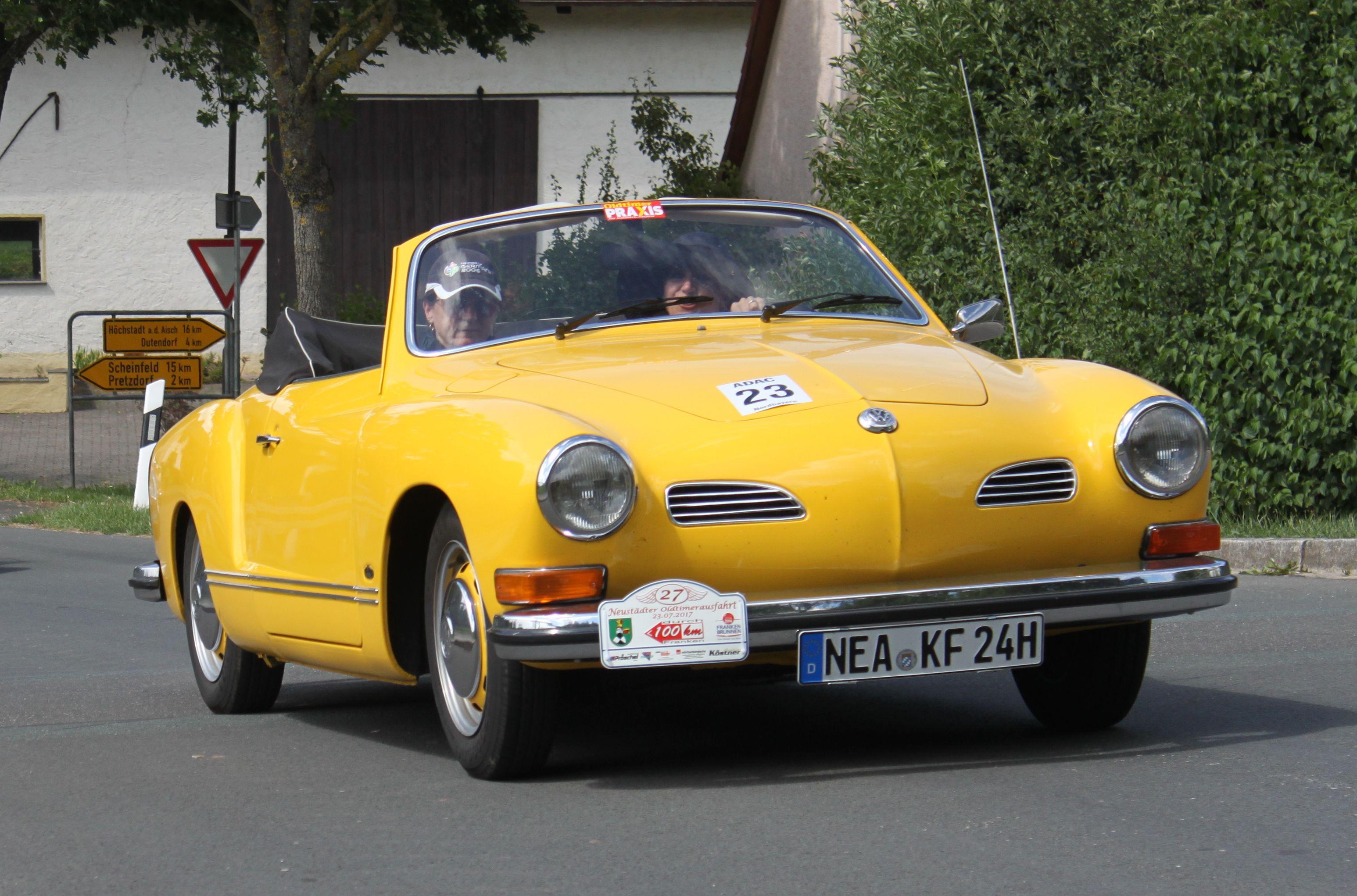 Der Motor stammt vom VW Käfer, die Karosserie von Karmann in Osnabrück: Der Karmann Ghia war in den 60ern wohl die preisgünstigste Art, ein luftgekühltes Sportcoupé zu fahren. Zwar werkelten im Heck nur 30 bis 50 PS, aber dafür war der Ghia im Vergleich zu den ebenfalls luftgekühlten Sportcoupés von Porsche aus Zuffenhausen recht erschwinglich: Sein Neupreis betrug 7500 DM.