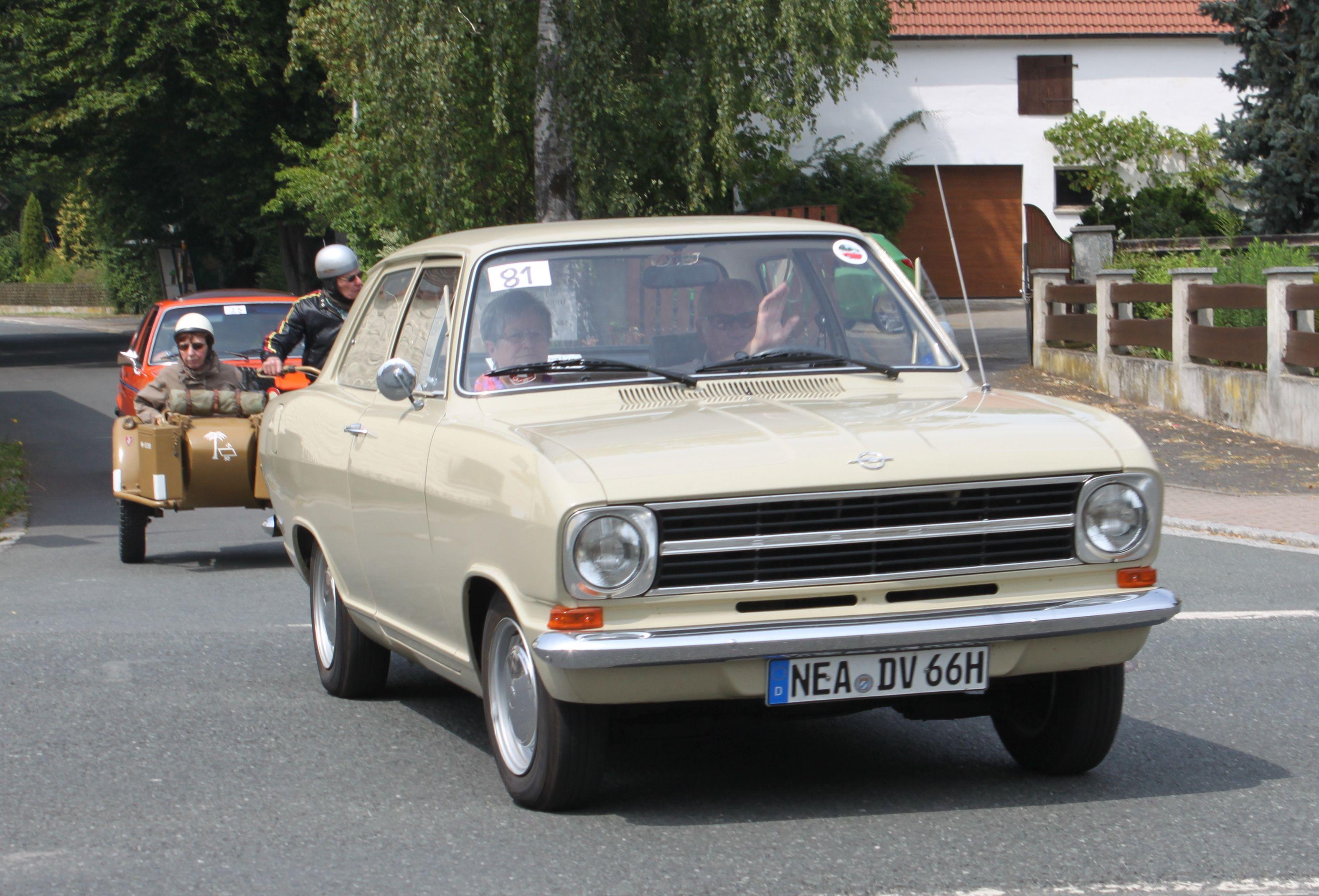 Apropos Opel Kadett: Die untere Mittelklasse von Opel, die heute Astra heißt, wurde in den 1960er-Jahren nach einem militärischen Rang benannt. Der Opel Kadett prägte das Straßenbild in Deutschland maßgeblich mit. Wirklich siegreich war die Baureihe allerdings nicht: VW aus Wolfsburg war erst mit dem Käfer und dann mit dem Golf gemessen an den Zulassungszahlen immer erfolgreicher als Opel mit dem Kadett.