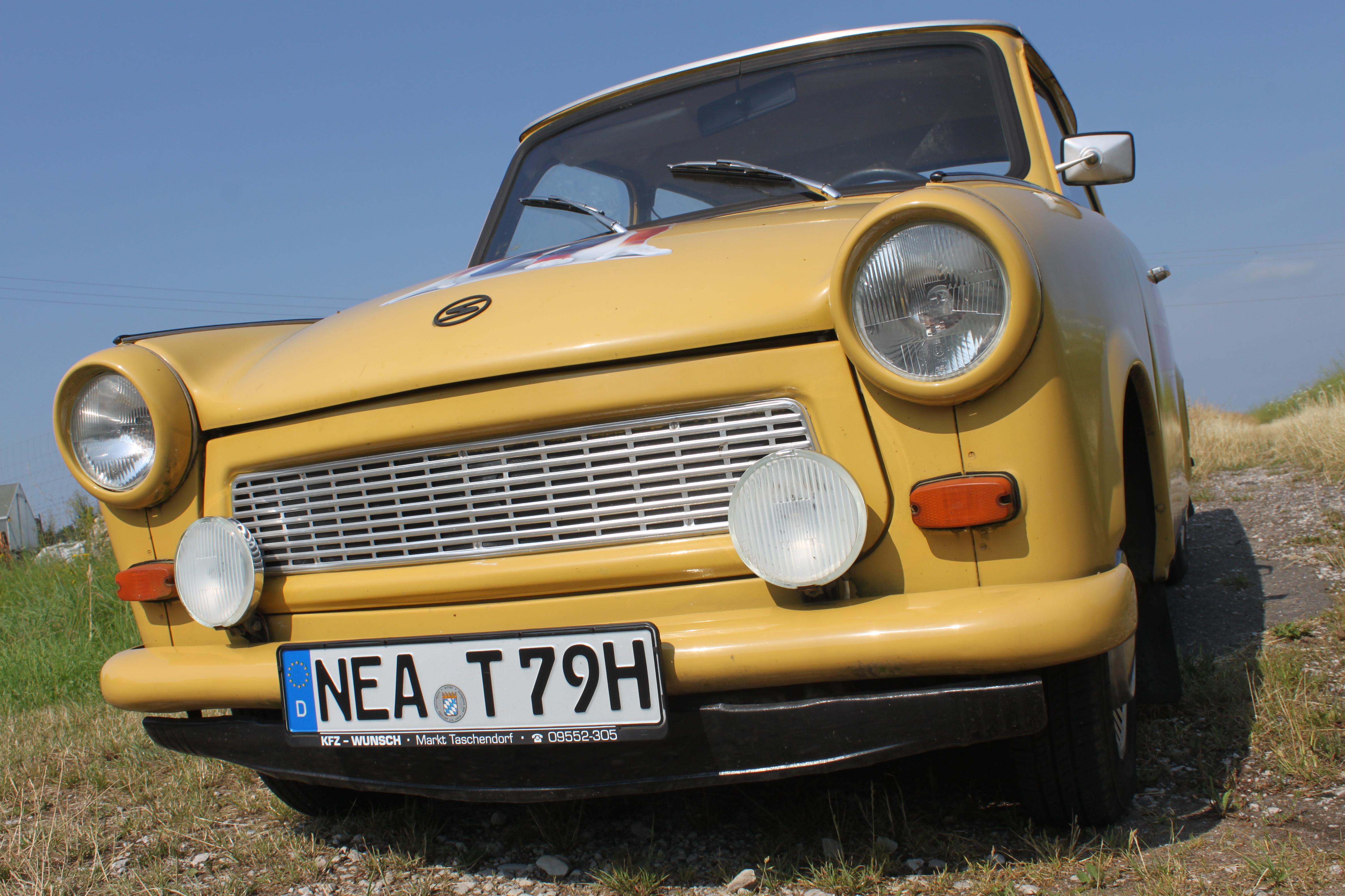 Reng-deng-deng-deng: Der unverwechselbare Klang, den ein Trabbi zusammen mit einer dünnen grauen Rauchwolke aus seinem Auspuff in die Welt bläst, hat sich tief eingebrannt in das Gedächtnis der Deutschen. Besonders, wenn man an die schicksalshaften Tage im November 1989 denkt, als die Berliner Mauer fiel und die Ostdeutschen zu Fuß oder in ihren Trabbis und Wartburgs erstmals nach Jahrzehnten der Teilung die deutsch-deutsche Grenze nach Westen überqueren durften. Die Produktion des Trabant in den Zwickauer Sachsenring-Werken endete nur kurz nach der Wende, nämlich im Jahr 1991.