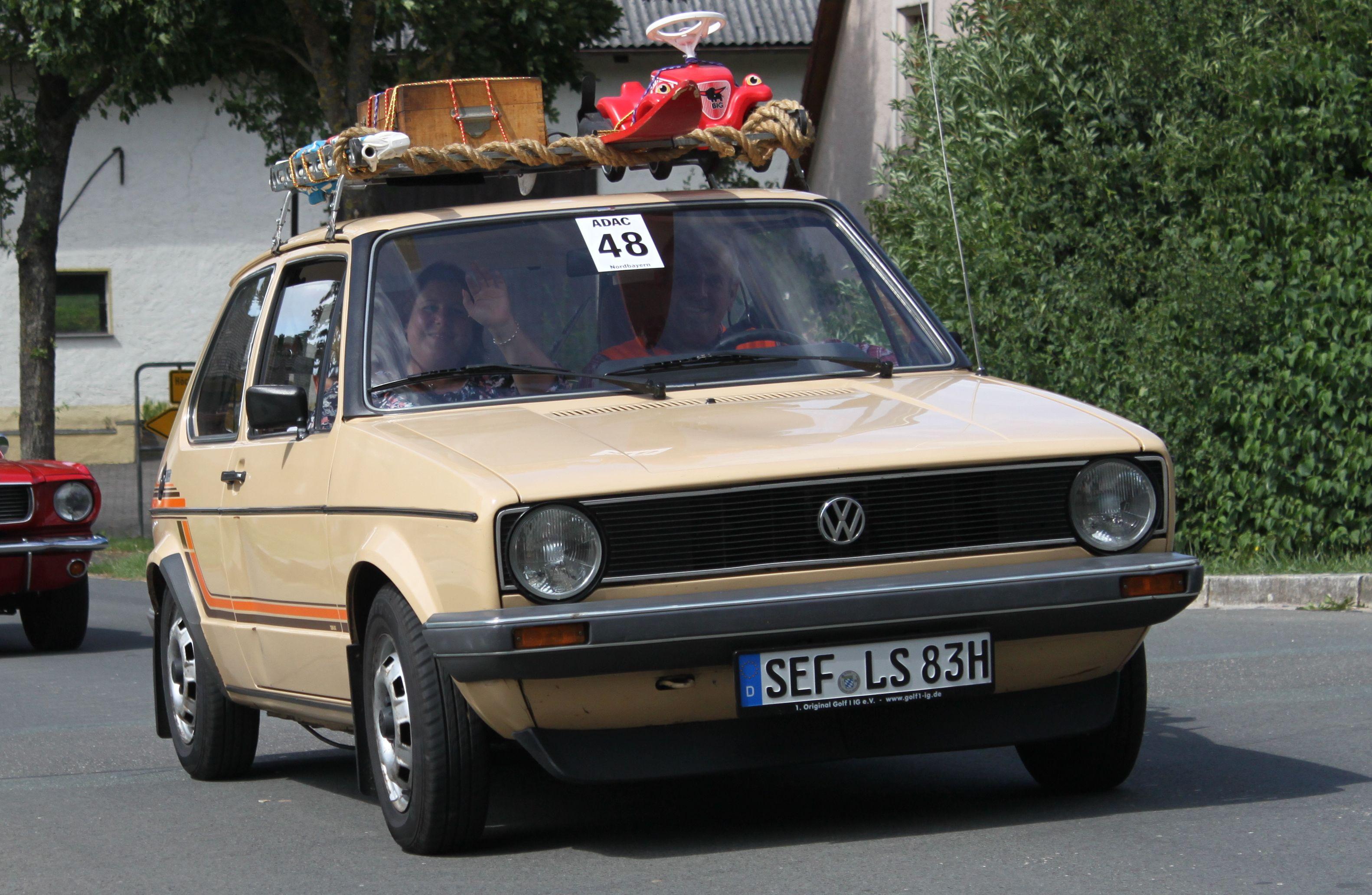 Er gehört zu den meistgebauten Autos der Welt, begründete eine nach ihm benannte Fahrzeug-Klasse und führt seit Jahrzehnten die deutschen Zulassungsstatistiken an: Der VW Golf. Generationen von Fahrschülern haben im Golf ihren Führerschein gemacht. Und auch die stärkste Motorvariante, die schon im Golf 1 ab 1976 erhältlich war, begründete einen Mythos, für den man nur drei Buchstaben braucht: GTI.