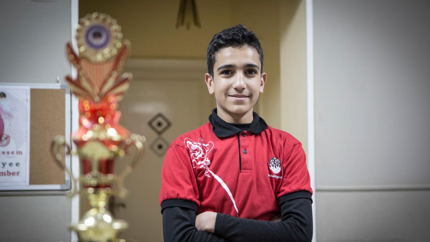 Der 13-jährige Abdel Rahman Hussein neben der Trophäe, die er für seine Rechenleistungen bekam.