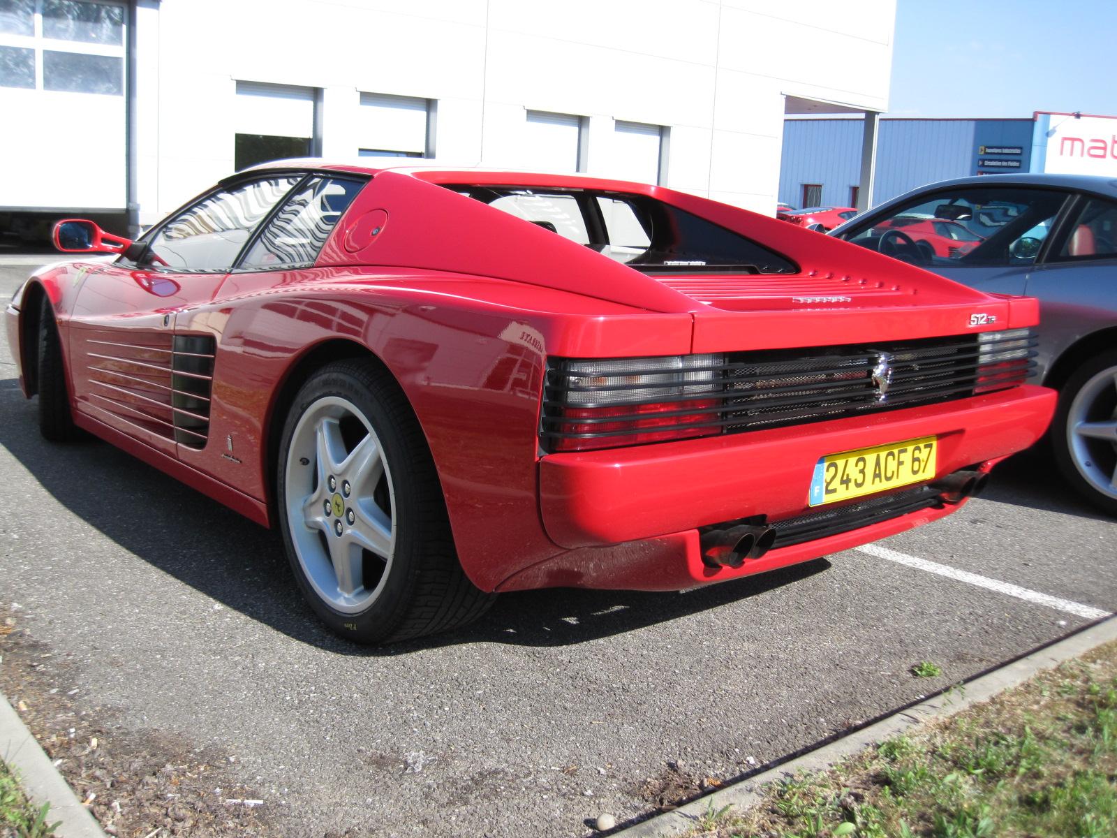 Testarossa - Ferrari hätte seinen Supersportwagen der 1980er-Jahre genau so gut auch "Testosteron" nennen können: Das Auto ist mit seinem Zwölf-Zylinder-Motor mit 390 PS ein blechgewordener Männertraum. Der damalige Neupreis von über 200.000 DM sorgte dafür, dass es für die meisten großen und kleinen Jungs beim Träumen blieb.