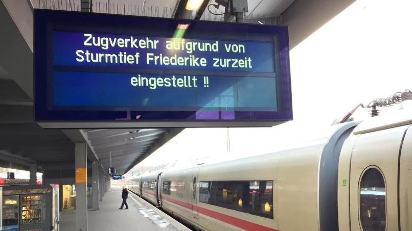 Solange "Friederike" mit Orkanstärke über die Bundesrepublik fegt, fällt der Fernverkehr der Bahn aus.