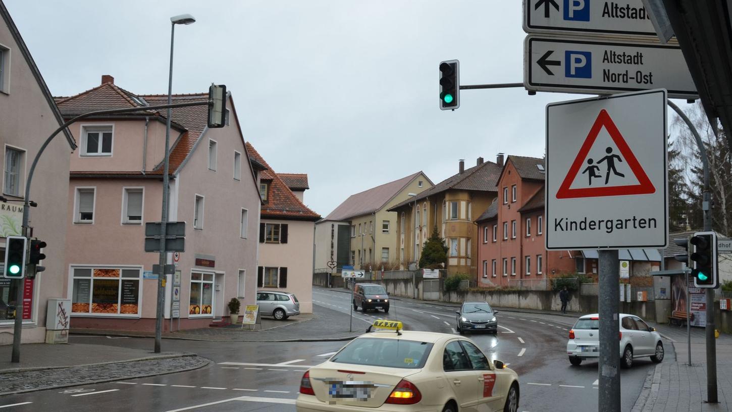Bisher weist ein Schild auf die Kindertagesstätte „Takatuka“ (Gebäude rechts in der Mitte) hin. Künftig gilt von der Abzweigung Limbacher Straße bis zum Nürnberger Torplatz Tempo 30.