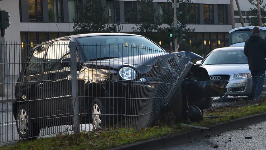 Laternenmast gerammt: VW Lupo kollidiert auf Paul-Gossen-Straße