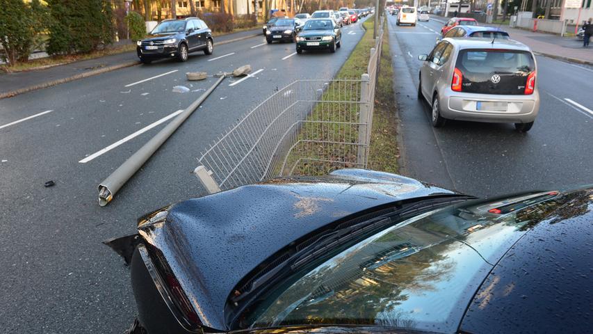 Laternenmast gerammt: VW Lupo kollidiert auf Paul-Gossen-Straße