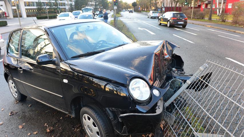 Laternenmast gerammt: VW Lupo kollidiert auf Paul-Gossen-Straße