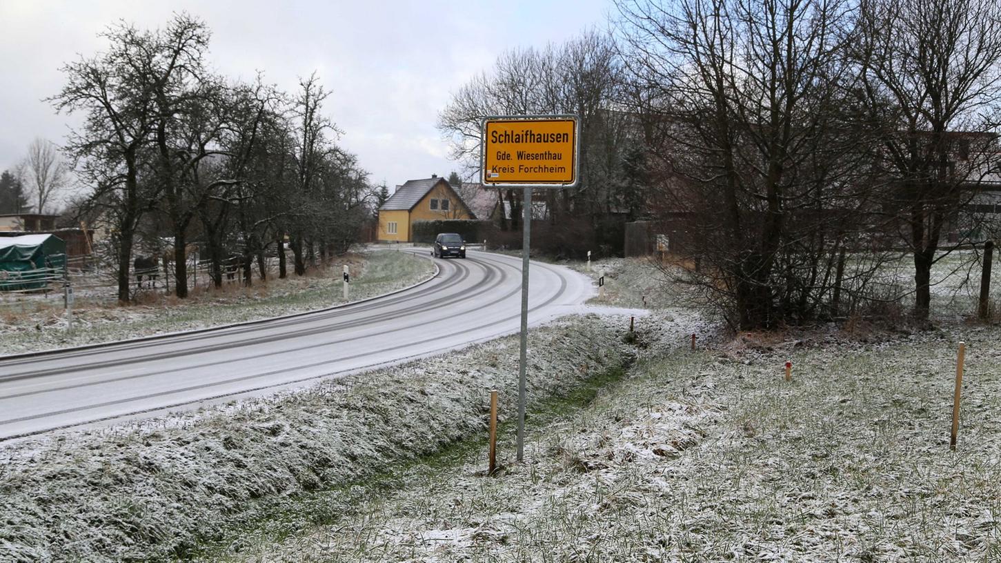 Nach dem Ortsschild Schlaifhausen soll eine Querungshilfe entstehen, die geplante Strecke ist bereits abgesteckt. Geradeaus soll der Geh- und Radweg ausschließlich von Fußgängern benutzt werden.
