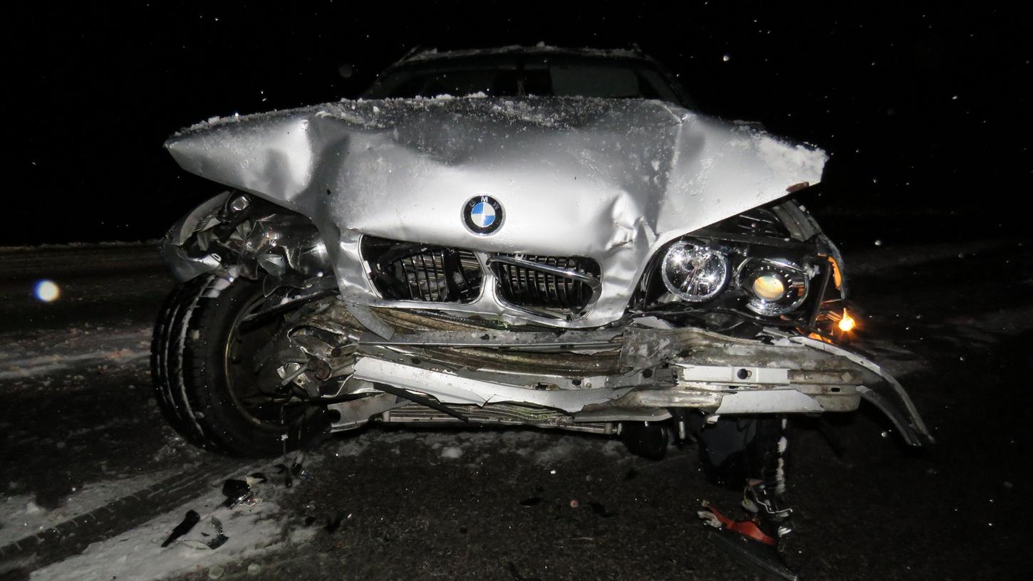 Ein BMW-Fahrer verlor am Abend auf der rutschigen B14 die Kontrolle und prallte in den Gegenverkehr.