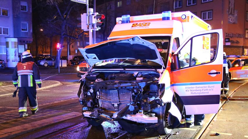Ein Rettungswagen war mit Blaulicht im Einsatz, als er auf einer Kreuzung in Nürnberg mit einem Auto  zusammenstieß.