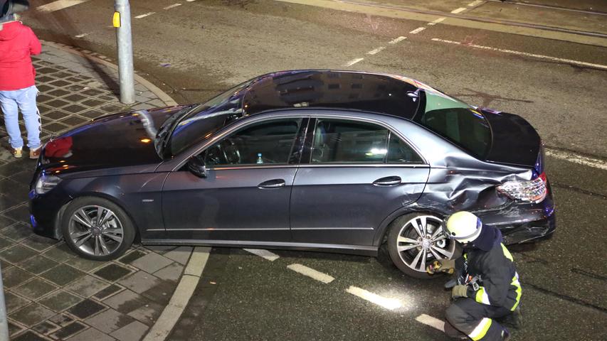 Ein Rettungswagen war mit Blaulicht im Einsatz, als er auf einer Kreuzung in Nürnberg mit einem Auto  zusammenstieß.