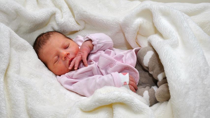 Mit stylischer Strumpfhose posiert Helen nach ihrer Geburt am 15. Januar. Dabei wog sie 3260 Gramm und maß 50 Zentimeter.