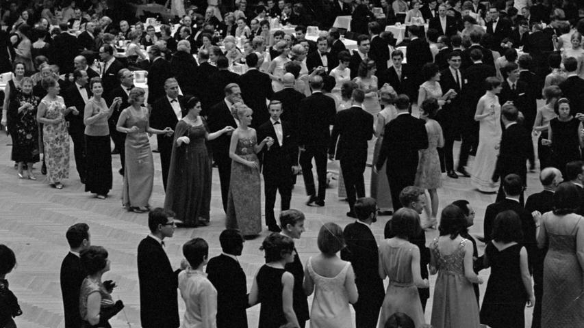 Zahl und Namen der Gäste, die der Einladung der Universität Erlangen-Nürnberg zum Ball in der Nürnberger Meistersingerhalle gefolgt waren, wiesen die Alma mater als geschätzte Gastgeberin aus. Hier geht es zum Kalenderblatt vom 22. Januar 1968: "Der große Reigen der Universität"