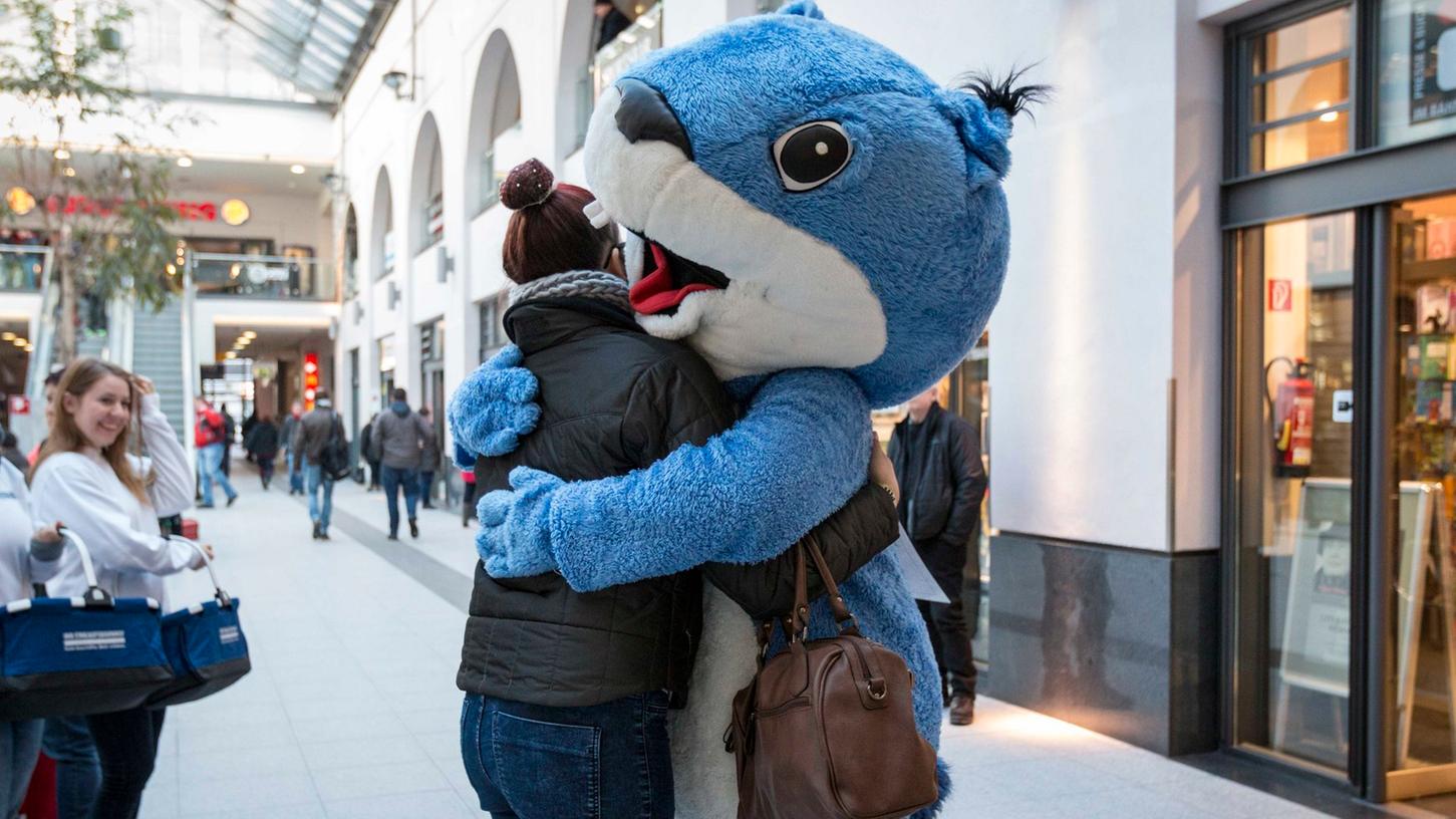 Am 21. Januar wird wieder geknuddelt: Anlässlich des "Hug Day" darf man sich zwischen 10 und 16 Uhr am Nürnberger Hauptbahnhof seine ganz persönliche Umarmung abholen.