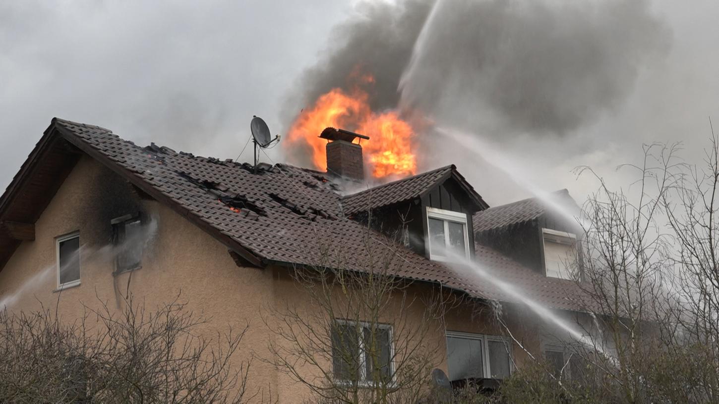 In Barbing bei Regensburg kam es am Freitagmittag zum Brand eines Mehrfamilienhauses, bei dem glücklicherweise niemand zu Schaden gekommen ist. Ob das Haus wieder bewohnbar sein wird, ist gegenwärtig noch nicht bekannt.