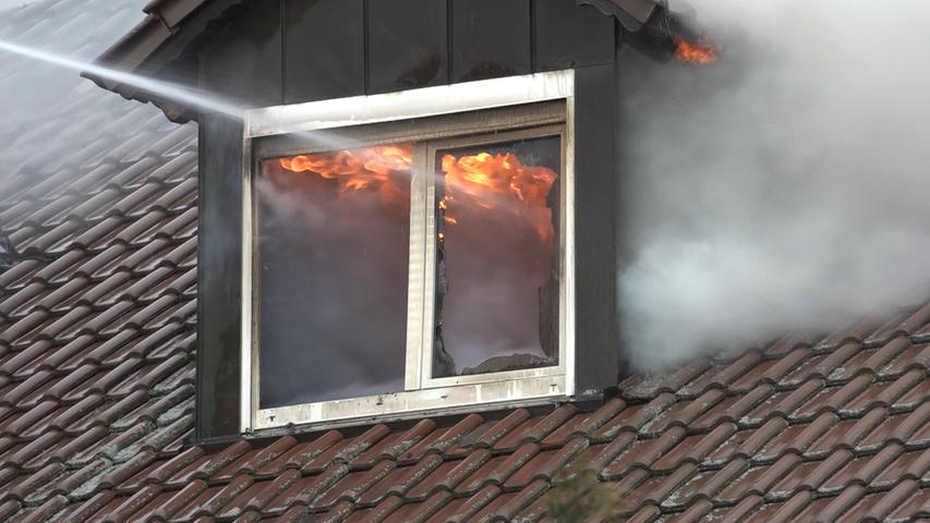 Großeinsatz: Flammen lodern aus Regensburger Wohnhaus