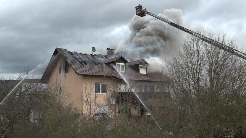 Großeinsatz: Flammen lodern aus Regensburger Wohnhaus