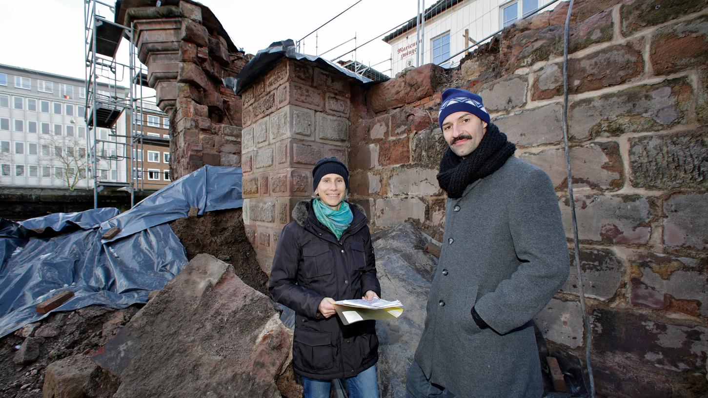 Architekt Matthias Neubeck und Simone Butzer vom Hochbauamt suchen nach einer dauerhaften Lösung für die Stadtmauer.