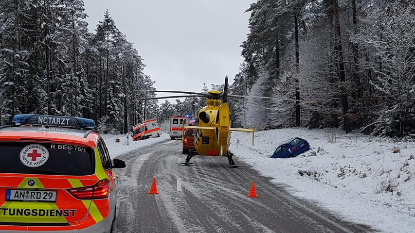 Zwischen Unterschwaningen und Bechhofen rutschte ein Auto in den Graben. Ein verständigter Rettungsdienst wurde von einem nachfolgendem, ebenfalls ins Schleudern geratenen Auto getroffen und in den Graben geschoben. Es gab drei Leichtverletzte.