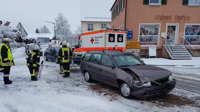 In Burgoberbach geriet ein Auto an der Kreuzung Herrieder Straße und Ansbacher Straße ins Schlingern und rutschte in ein entgegenkommendes Auto. Es blieb bei Blechschäden.
