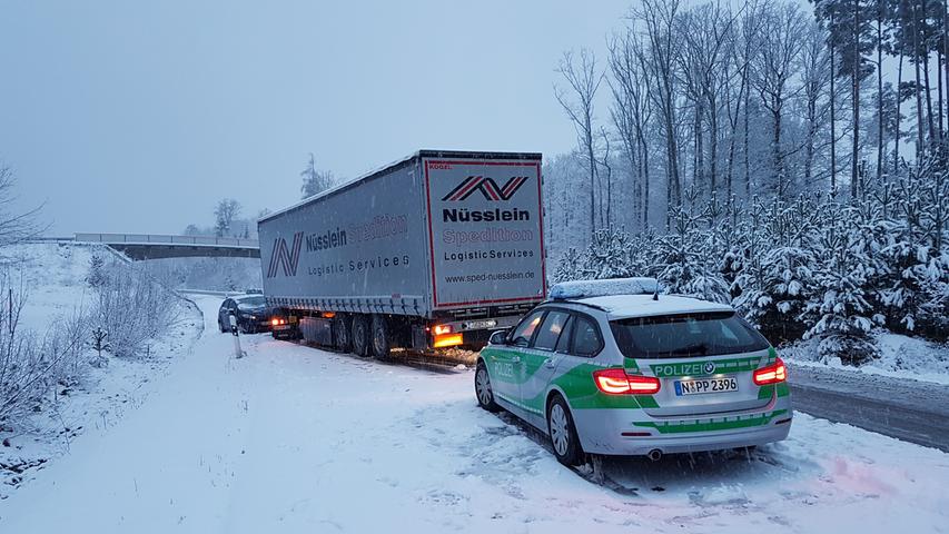 Auf der Südosttangente bei Ansbach verlor ein Lastwagenfahrer bergauf beim Schneefall die Kontrolle über sein Gefährt und kam auf die Gegenfahrbahn. Ein entgegenkommender Ford konnte nicht mehr bremsen und schlitterte in den Brummi. Es wurde dabei niemand verletzt.