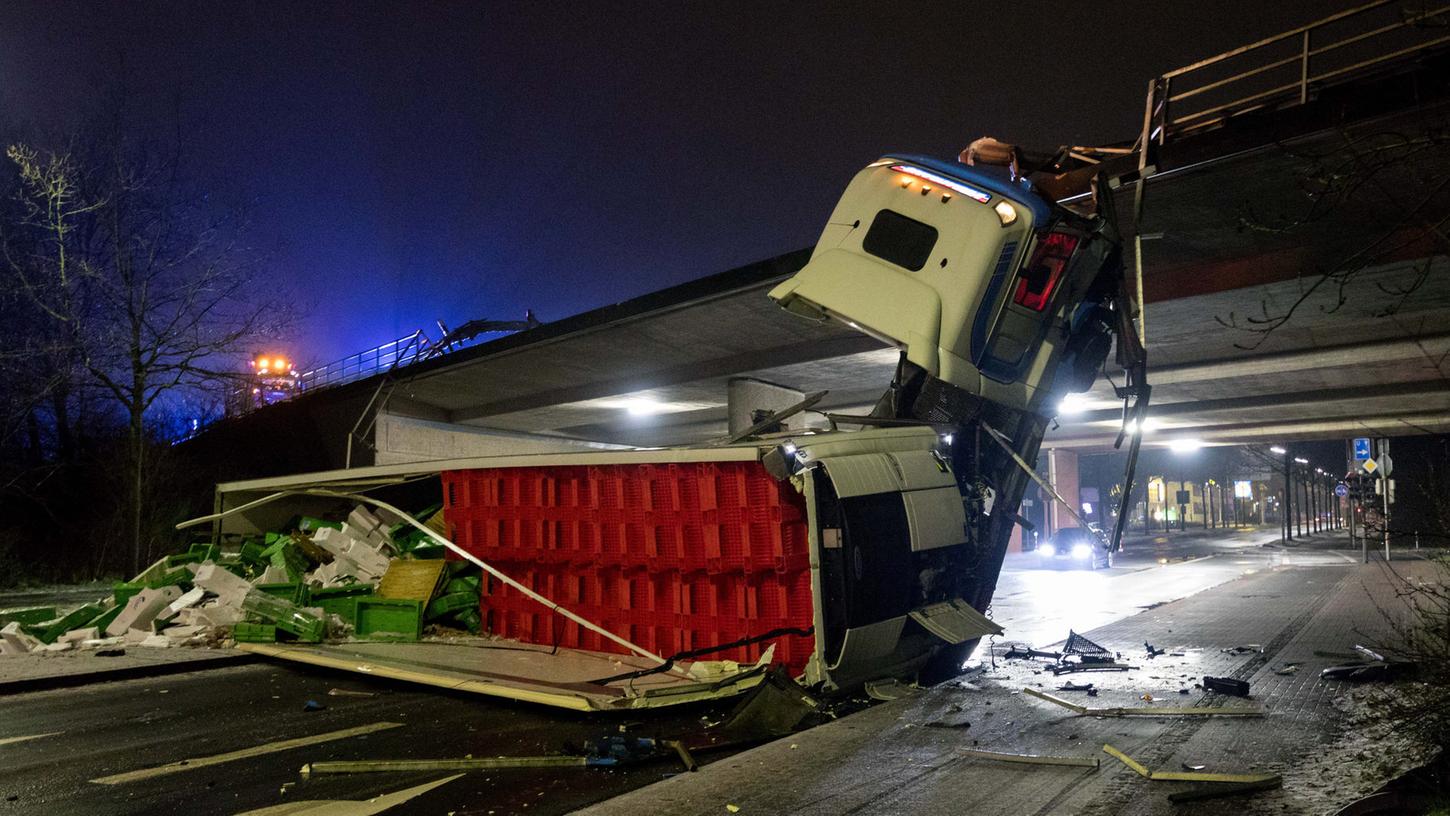 Das Fahrerhaus ist beim Absturz an der Brücke hängen geblieben der mit Garnelen beladene Anhänger schlug jedoch unten auf.