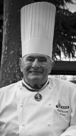 Mit Trikolore-Kragen und hoher Kochmütze schuf Paul Bocuse ein Gastronomie-Imperium. Über Jahrzehnte hinweg galt er weltweit als Botschafter der französischen Spitzenküche. Er starb im Alter von 91 Jahren.