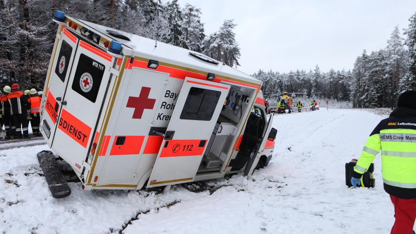 Zwischen Unterschwaningen und Bechhofen rutschte ein Auto in den Graben. Ein verständigter Rettungsdienst wurde von einem nachfolgendem, ebenfalls ins Schleudern geratenen Auto getroffen und in den Graben geschoben. Es gab drei Leichtverletzte.