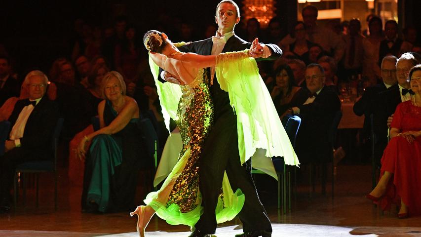 Die Standard- und Lateinpaare der Showtanzformation „Colours of Dance“ des Tanz-Turnier-Clubs Erlangen zeigen beim ersten Auftritt des Abends wie Tanzen auch aussehen kann.