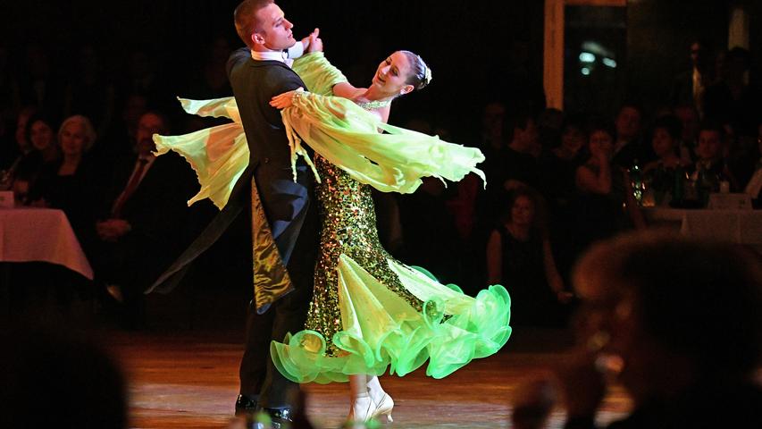 Die Standard- und Lateinpaare der Showtanzformation „Colours of Dance“ des Tanz-Turnier-Clubs Erlangen zeigen beim ersten Auftritt des Abends wie Tanzen auch aussehen kann.