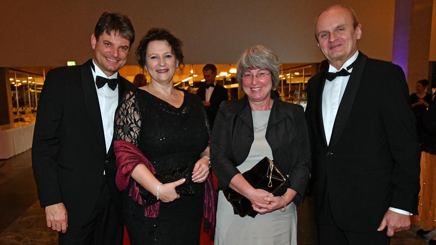 Uni-Präsident Joachim Hornegger (v.l.n.r) mit Ehefrau Belinda und Siemens-Regionalleiter Heinz Brenner mit Ehefrau Monika.