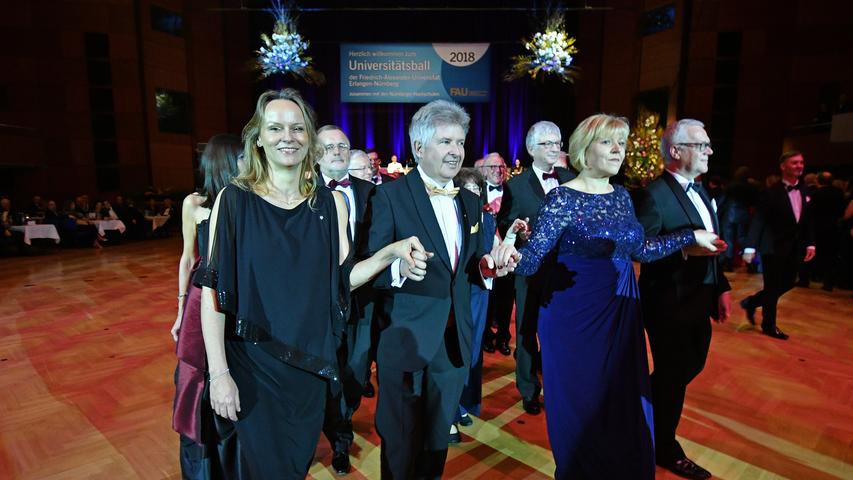Susanne Kelling (v.l.n.r), Vize-Präsidentin der Nürnberger Hochschule für Musik, mit Ehemann Stefan Denk und Uni-Kanzler Christian Zens mit Ehefrau Birgit Pahl bei der Eröffnungspolonaise.