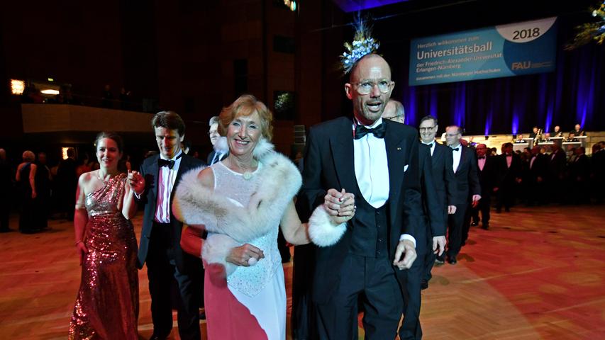 Klaus Wübbenhorst, Vorsitzender der Europäischen Metropolregion Nürnberg, mit Ehefrau Brigitte bei der Eröffnungspolonaise.