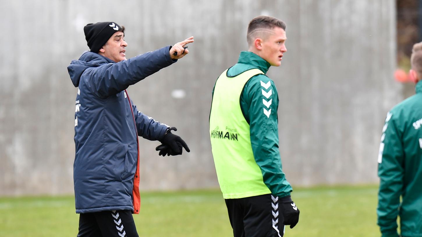 Fingerzeig für den Neuen: Kleeblatt-Coach Damir Buric gibt dem Neu-Fürther Fabian Reese gleich einmal erste Anweisungen.