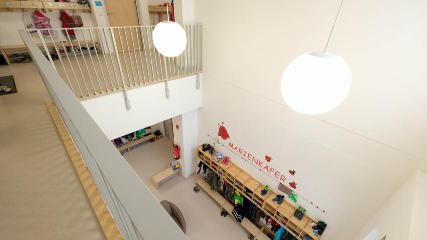 Ein neuer Lichtschacht: Vom Kindergarten kann man eine Etage tiefer in den Krippenbereich schauen.