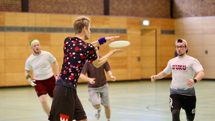 Rasante Parkettrutscher: Das Ultimate Frisbee Turnier in Erlangen