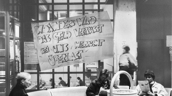 Studenten in Aktion: Mit Transparenten und Wandzeitungen haben 1988 die Studenten an der Wirtschafts- und sozialwissenschaftlichen Fakultät in Nürnberg gegen die eklatanten finanziellen und räumlichen Engpässe protestiert. Sinn dieser Aktion der Fachschaftsinitiative war es auch, ihre Kommilitonen auf eine studentische Vollversammlung aufmerksam zu machen.