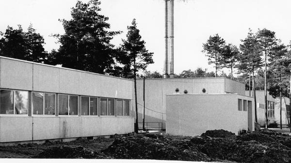 Schon lange setzt sich die Stadt Nürnberg dafür ein, eine Technische Universität zu erhalten. Doch sie zieht gegenüber der Uni in Erlangen den Kürzeren. 1966 eröffnet in der Hugenottenstadt die Technische Fakultät. Weil für sie viel Platz gebraucht wird und dieser im Zentrum der Stadt nicht zur Verfügung steht, wird ein eigener Campus im Südosten der Stadt gebaut.