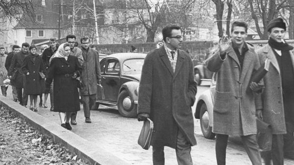 Im Jahr 1961 erhält die Uni Erlangen eine sechste Fakultät, indem die Nürnberger Hochschule für Wirtschafts- und Sozialwissenschaften angegliedert wird. Bislang war die Stadt Nürnberg der Träger. Mit dem Schritt geht auch ein neuer Name einher: Nun heißt die Einrichtung Universität Erlangen-Nürnberg.