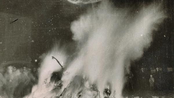 Der Nationalsozialismus erreicht auch die Universität ab 1933. Missliebige Professoren werden entlassen, Bücher verbrannt. Der Reichswissenschaftsminister bestimmt, wer Rektor wird. Zuvor kam dieser immer aus dem Kreis der Professoren.