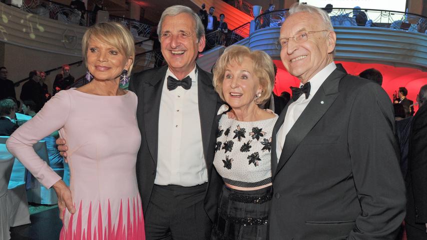 Die Schauspielerin Uschi Glas (v.l) und ihr Mann Dieter Hermann sowie der ehemalige bayerische Ministerpräsident Edmund Stoiber (CSU) und seine Frau Karin posieren gut gelaunt während der Feierlichkeiten.