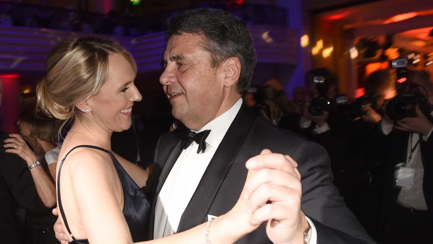 Bundesaußenminister Sigmar Gabriel (SPD) und seine Frau Anke Stadler wirbeln Hand in Hand über die Tanzfläche. Selig lächelt das Paar dabei vor sich hin.