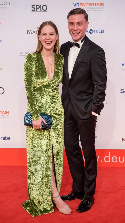 Schauspieler-Duo Alicia von Rittberg und Jannik Schümann sind schon vor Beginn des Balls bestens gelaunt.