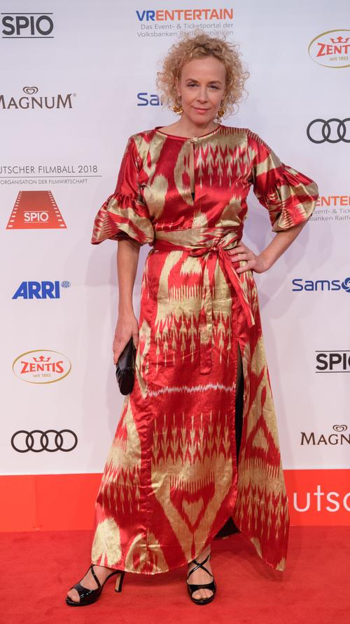 Schauspielerin Katja Riemann beweist Mut zur Farbe und Extravaganz: Mit diesem gold-roten Kleid und ihrer wilden Lockenpracht zog sie an diesem Abend bestimmt einige Blicke auf sich.